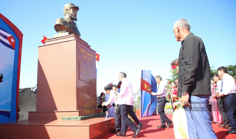 Delegates lay flowers to commemorate President Fidel Castro Ruz. Photo: Hung Tho