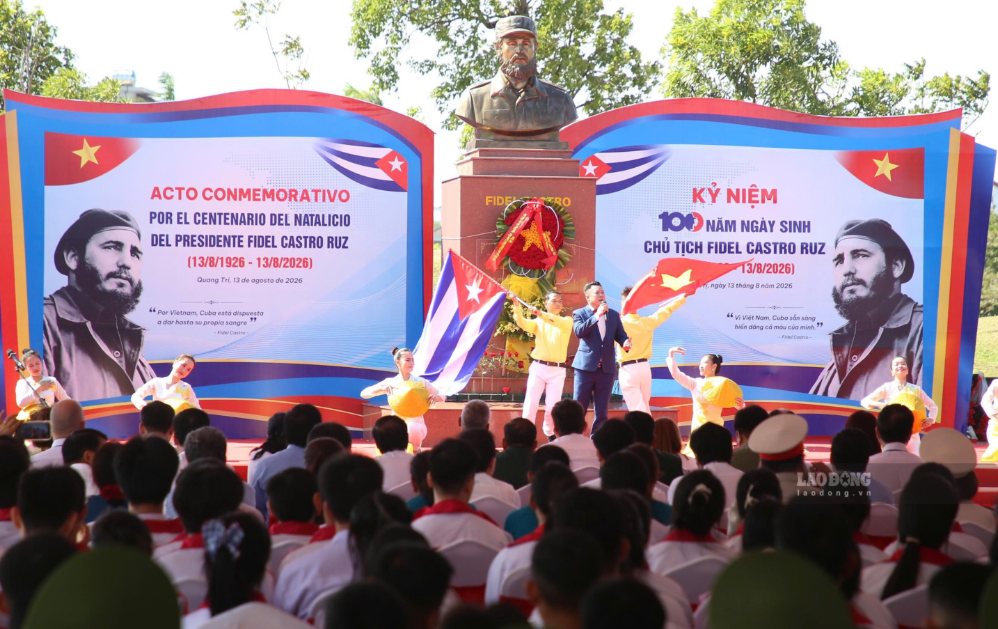 Lễ kỷ niệm 100 năm Ngày sinh Chủ tịch Fidel Castro Ruz được tổ chức tại Công viên Fidel ở phường Đông Hà, tỉnh Quảng Trị. Ảnh: Hưng Thơ