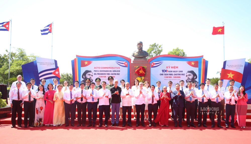 Đại biểu tham dự lễ kỷ niệm 100 năm Ngày sinh Chủ tịch Fidel Castro Ruz chụp ảnh lưu niệm. Ảnh: Hưng Thơ