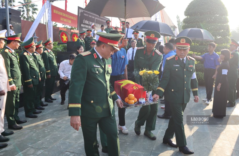 Thượng tướng Nguyễn Văn Hiền, Ủy viên Ban Chấp hành Trung ương Đảng, Ủy viên Quân ủy Trung ương, Thứ trưởng Bộ Quốc phòng - đưa liệt sĩ về nơi an táng. Ảnh: HAC