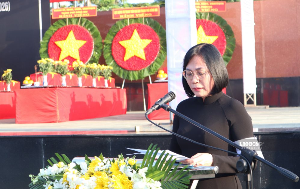 Bà Nguyễn Thị Hoàng, Phó Chủ tịch UBND thành phố Đồng Na đọc điếu văn tại lễ truy điệu. Ảnh: HAC