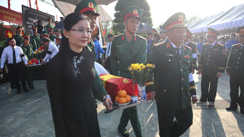 Ms. Ton Ngoc Hanh, Member of the Party Central Committee, Standing Deputy Secretary of the City Party Committee, Chairwoman of the People's Council of Dong Nai City and Major General Tran Chi Tam, Deputy Political Commissar of Military Region 7, Head of the Steering Committee of Military Region 7 on searching, repatriating and identifying martyrs' remains, bringing martyrs to their burial places. Photo: HAC