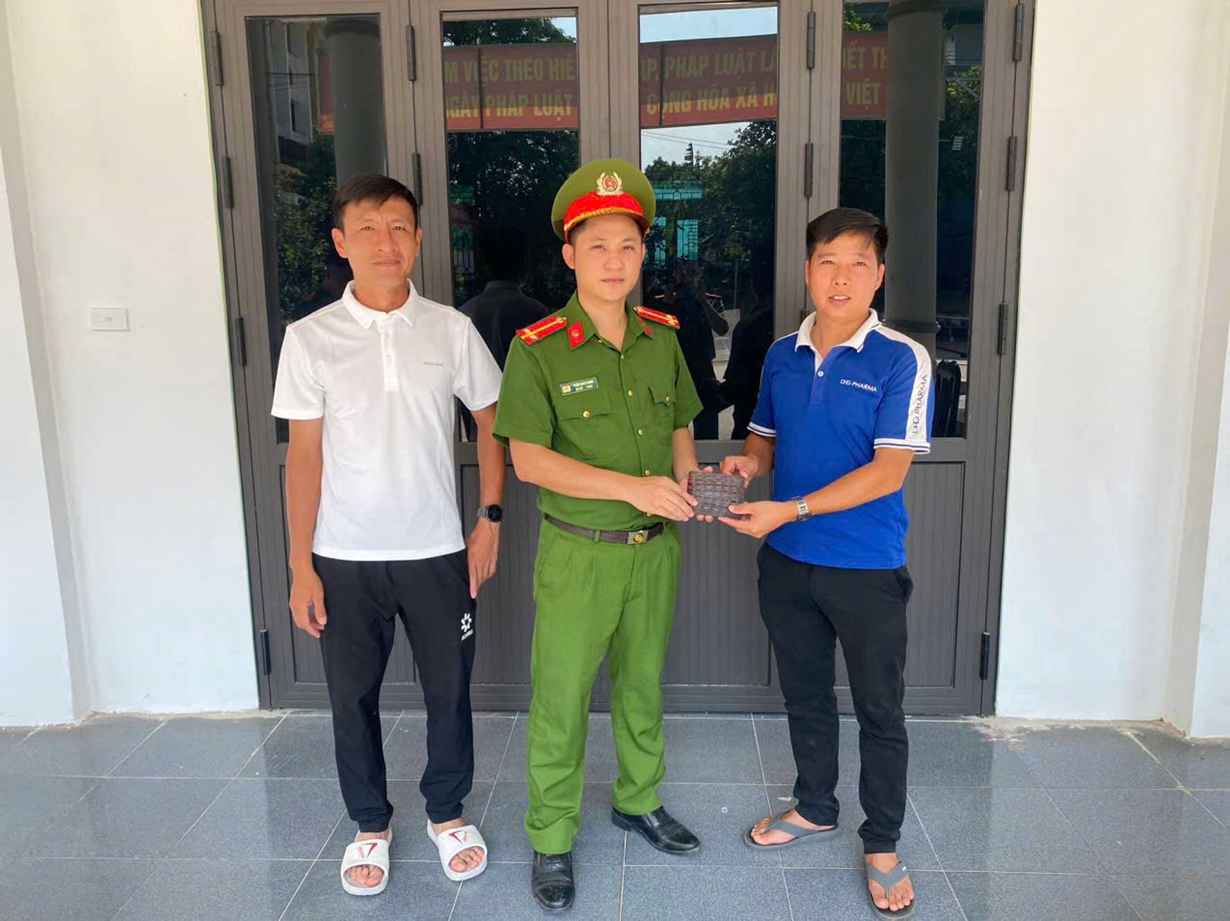 Chi Dam Commune Police help people get back lost property. Photo: Phu Tho Provincial Police
