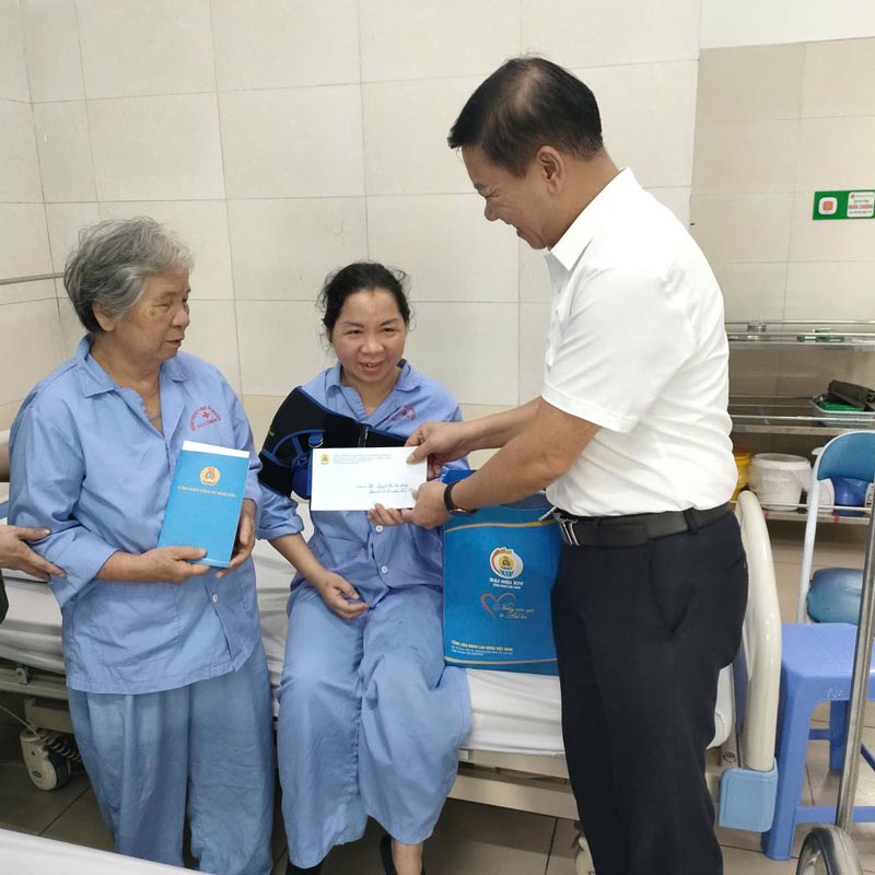 Ông Lê Văn Quyết (phải ảnh) - Chủ tịch Công đoàn Công ty TNHH MTV 19.5 (Cục H08, Bộ Công an) thăm đoàn viên, lao động bị bệnh hiểm nghèo, tháng 6.2026. Ảnh: Nhân vật cung cấp