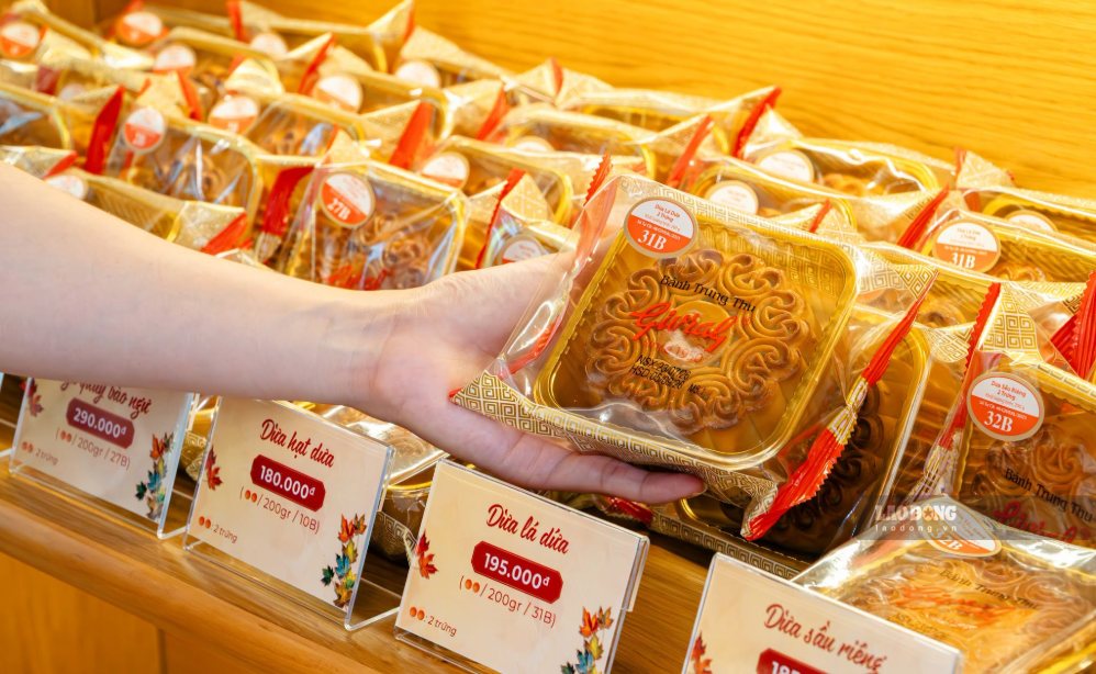 Bánh Trung thu vào mùa sớm, đa dạng giá và mẫu mã. Ảnh: Hạ Mây