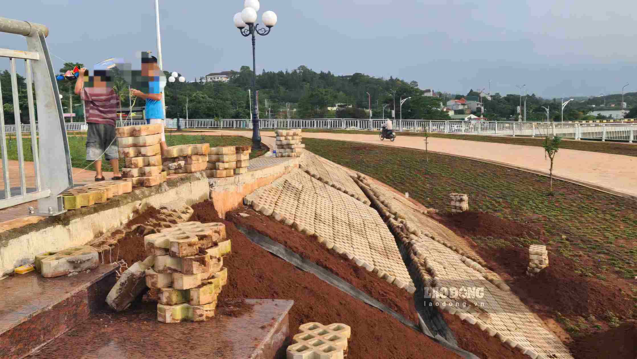 Sạt trượt xảy ra tại một số hạng mục ở Quảng trường lớn nhất Tây Nguyên. Ảnh: Phúc Khánh 