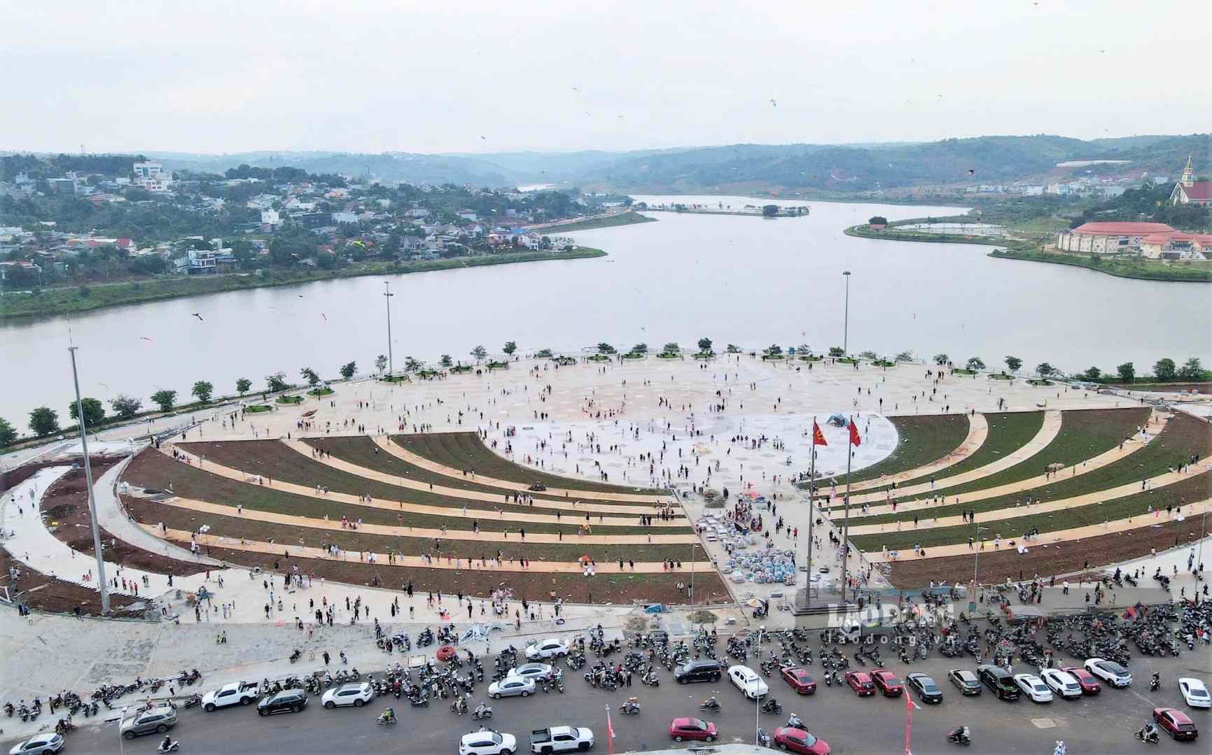 Chairman of Lam Dong Provincial People's Committee requests inspection of the largest Central Highlands Square with subsidence and cracks. Photo: Phuc Khanh