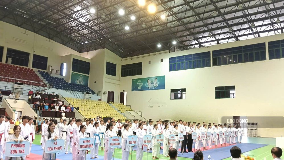 Các vận động viên thực hiện nghi thức chào sân trước giờ thi đấu. Ảnh: Nguyễn Linh