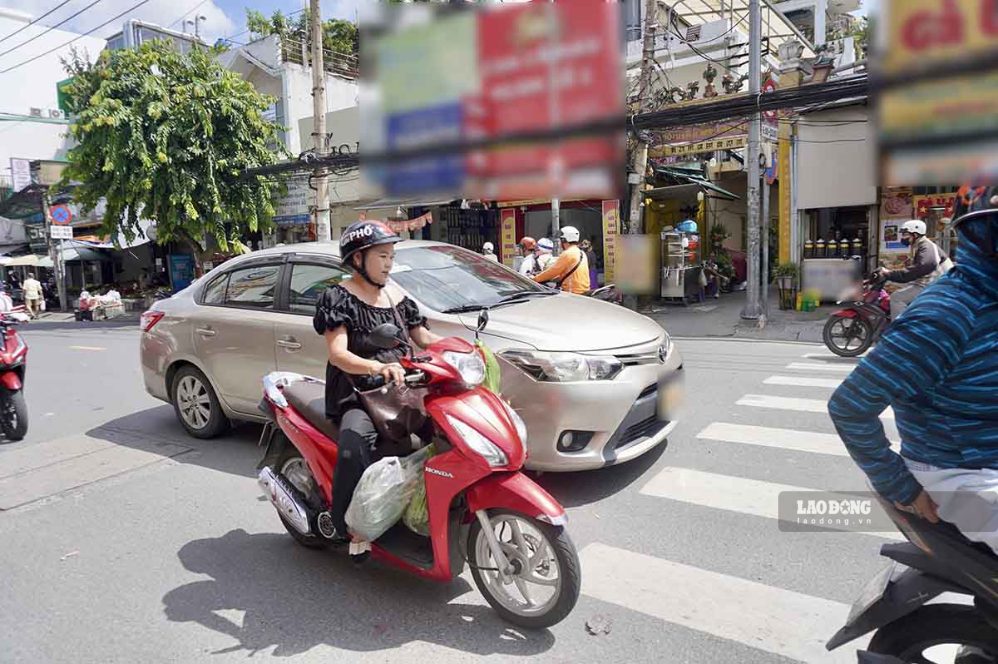 Một số tài xế ôtô chưa nắm rõ phương án tổ chức giao thông mới, buộc phải quay đầu hoặc lựa chọn lộ trình thay thế để tiếp tục hành trình. Ảnh: Như Quỳnh