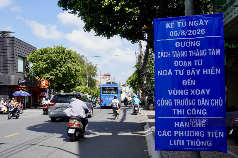 Xe buýt được phép lưu thông theo cả hai chiều trên đường Cách Mạng Tháng Tám nhằm đáp ứng nhu cầu đi lại của người dân.