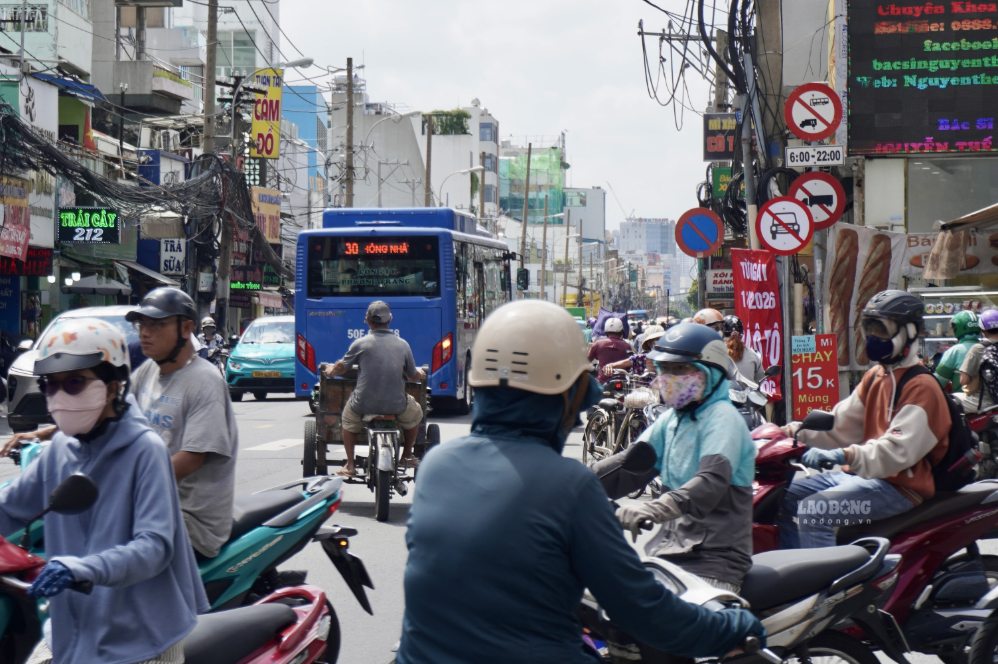 Người dân chú ý quan sát biển báo khi di chuyển qua khu vực đang tổ chức lại giao thông. Ảnh: Như Quỳnh
