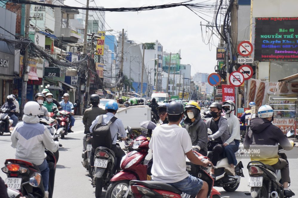 The first day of car ban on Cach Mang Thang Tam street for Metro No. 2 construction in Ho Chi Minh City. Photo: Nhu Quynh