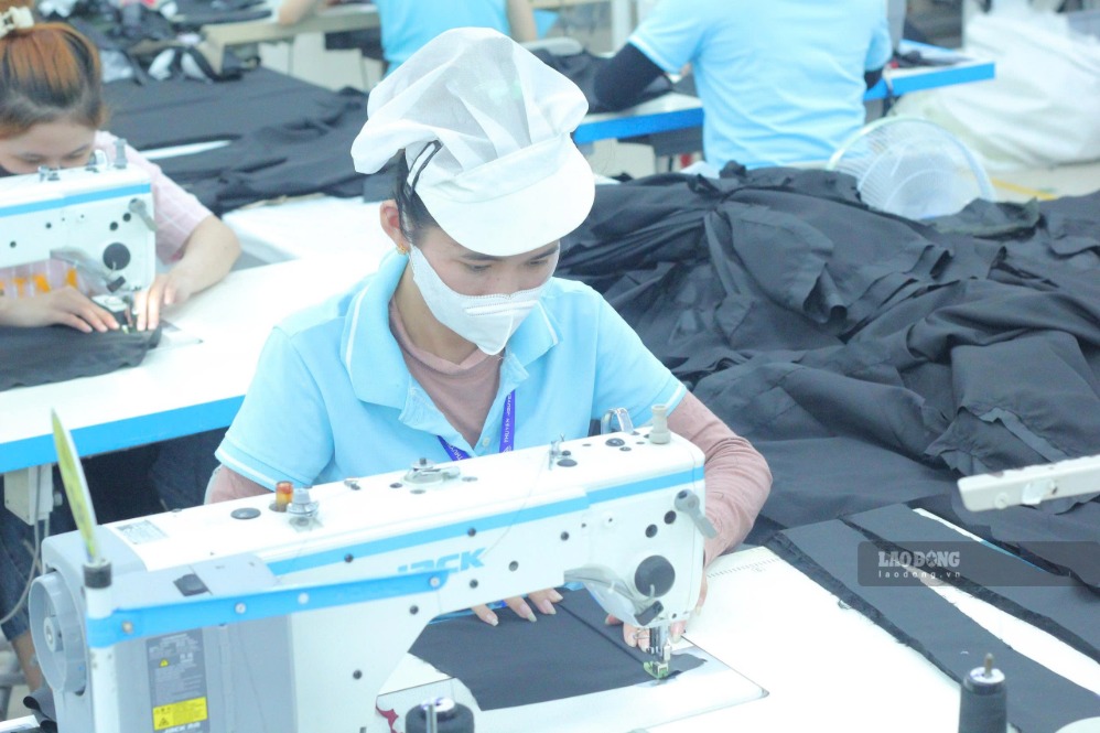 Trabajadores de Quảng Ngãi durante el turno de trabajo. Foto: Đông Giang