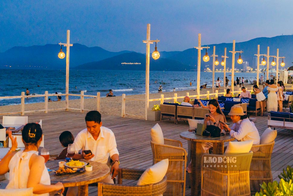 Du khách trải nghiệm không gian biển tại East West Brewing - Quy Nhon. Ảnh: Duy Lân