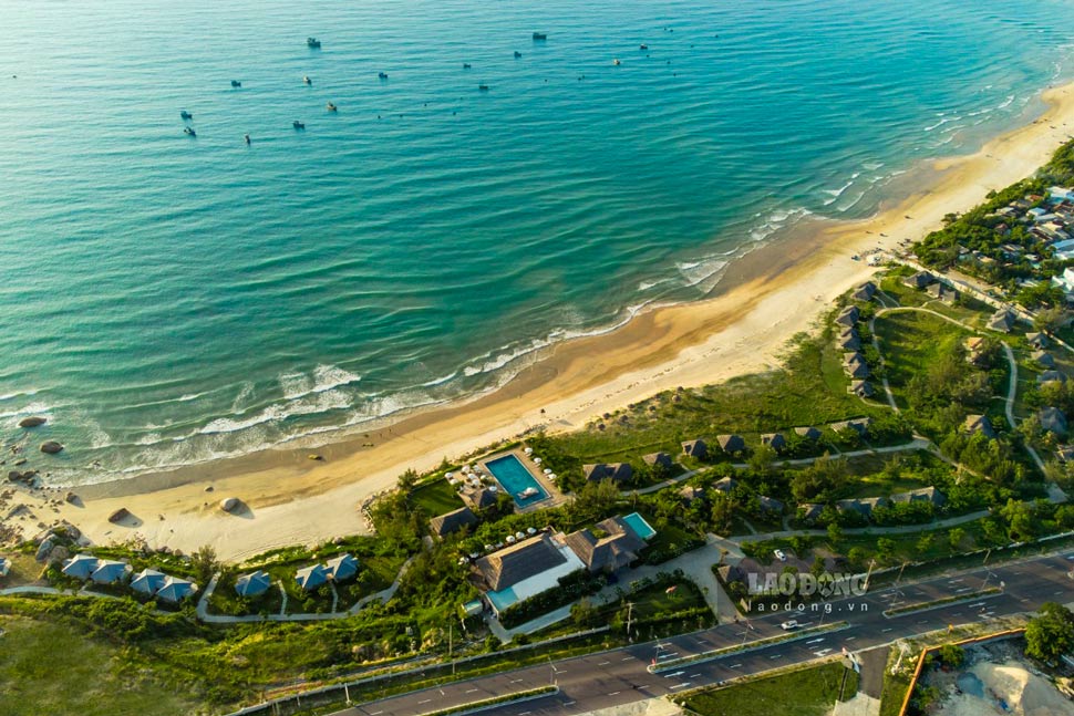 Các resort dọc biển Trung Lương, xã Phù Cát thu hút đông khách trong cao điểm hè. Ảnh: Duy Lân