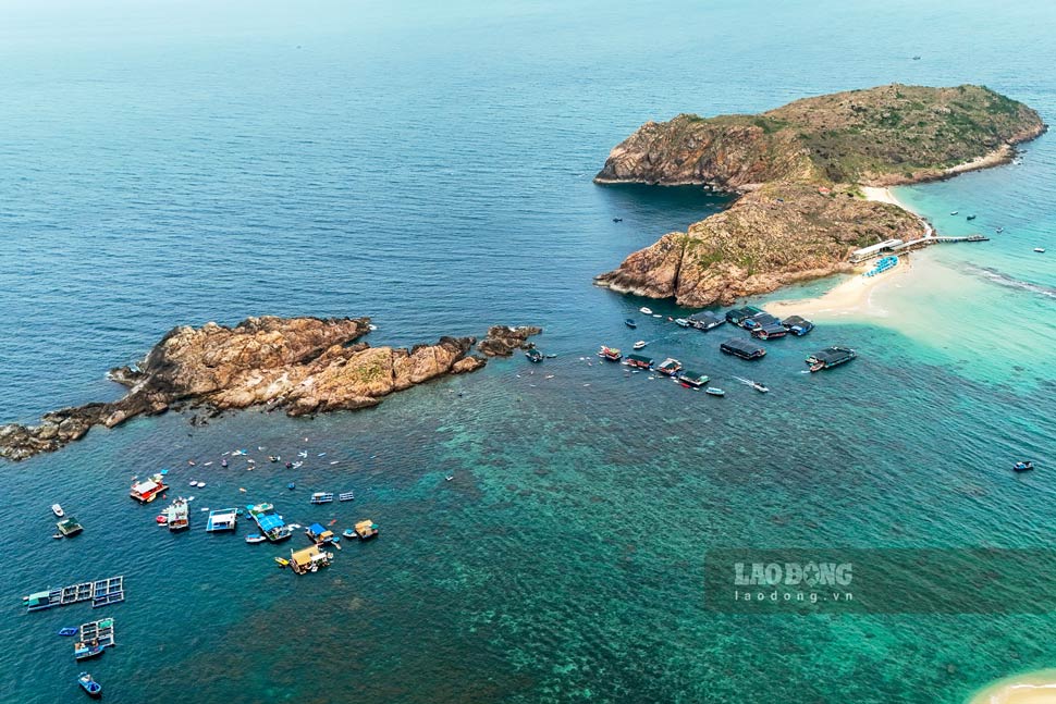 Hòn Khô (phường Quy Nhơn Đông) trở thành điểm đến hút khách dịp hè. Ảnh: Hoài Phương