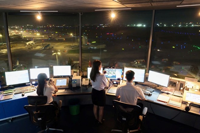 Kíp trực Đài Kiểm soát không lưu Tân Sơn Nhất tổ chức điều hành hoạt động bay, bảo đảm an toàn trong tình huống phát sinh phương tiện bay không người lái (UAV). Ảnh: VATM