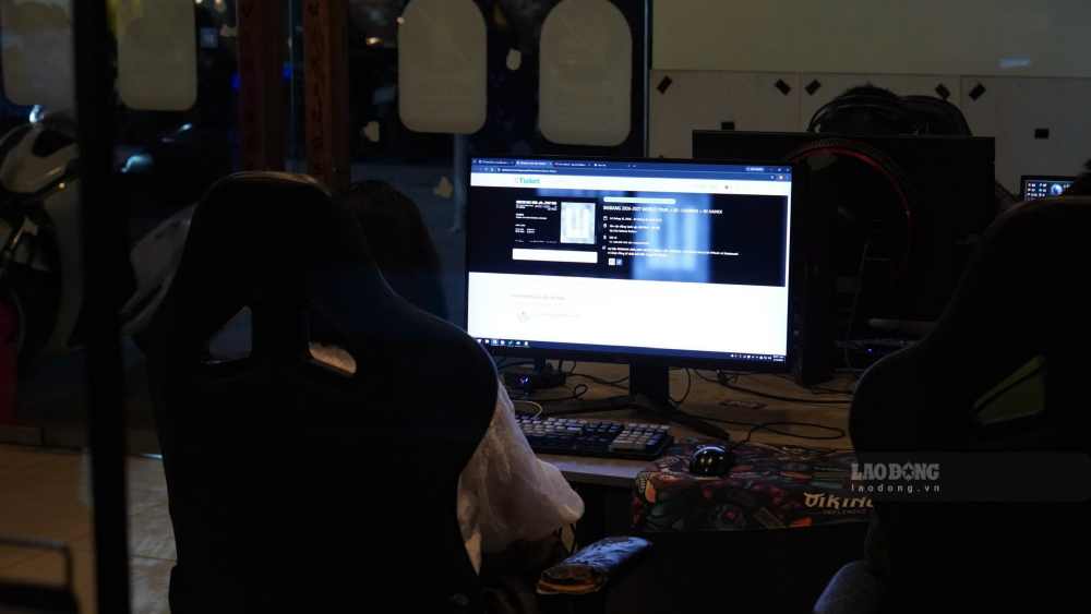 Les fans entrent dans les cybercafés pour chasser les billets pour le concert de BigBang. Photo: Minh Chính