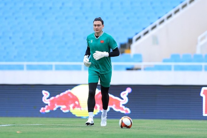 Goalkeeper Dang Van Lam sets off to Malaysia with the Vietnamese national team on his birthday. Photo: Minh Dan