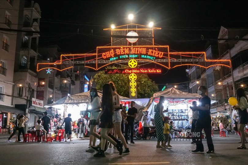Hoạt động vui chơi tại bến Ninh Kiều (thành phố Cần Thơ). Ảnh: Tạ Quang