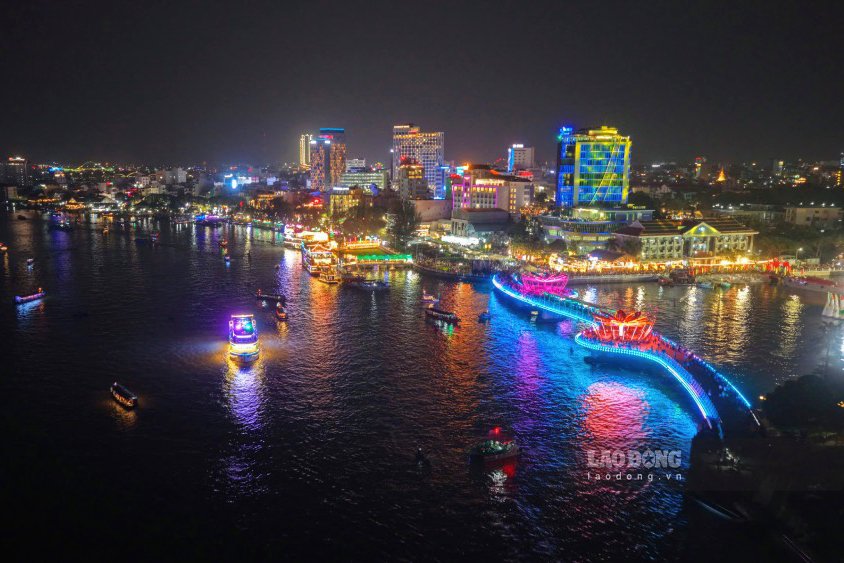 Pedestrian bridge and Ninh Kieu wharf area. Photo: Phong Linh