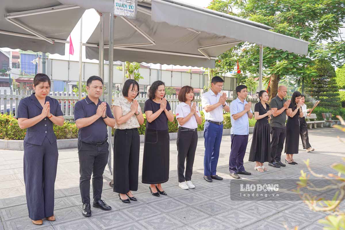 The Lao Dong Newspaper delegation offers incense to commemorate leader Nguyen Duc Canh at the memorial area in Thai Thuy commune. Photo: Luong Ha