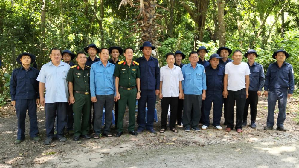 Đại tá Cao Minh Tâm ghi nhận, biểu dương tinh thần trách nhiệm, sự nỗ lực, quyết tâm của cán bộ, chiến sĩ Đội K93 trong thực hiện nhiệm vụ. Ảnh: Phương Vũ/Bộ CHQS An Giang