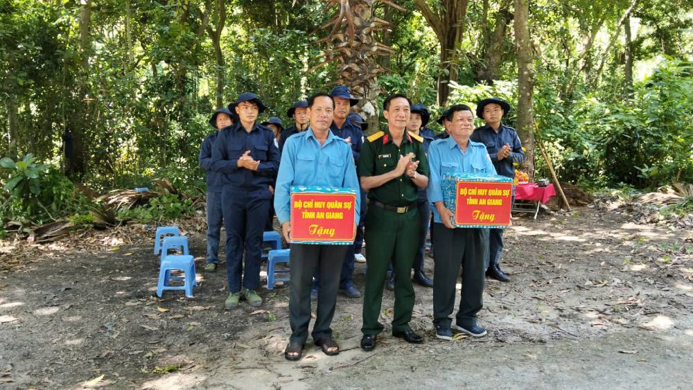 The working delegation visited and presented gifts to officers and soldiers of Team K93 who are on duty to search for and repatriate martyrs' remains in Tri Ton commune. Photo: Phuong Vu/An Giang Military Command