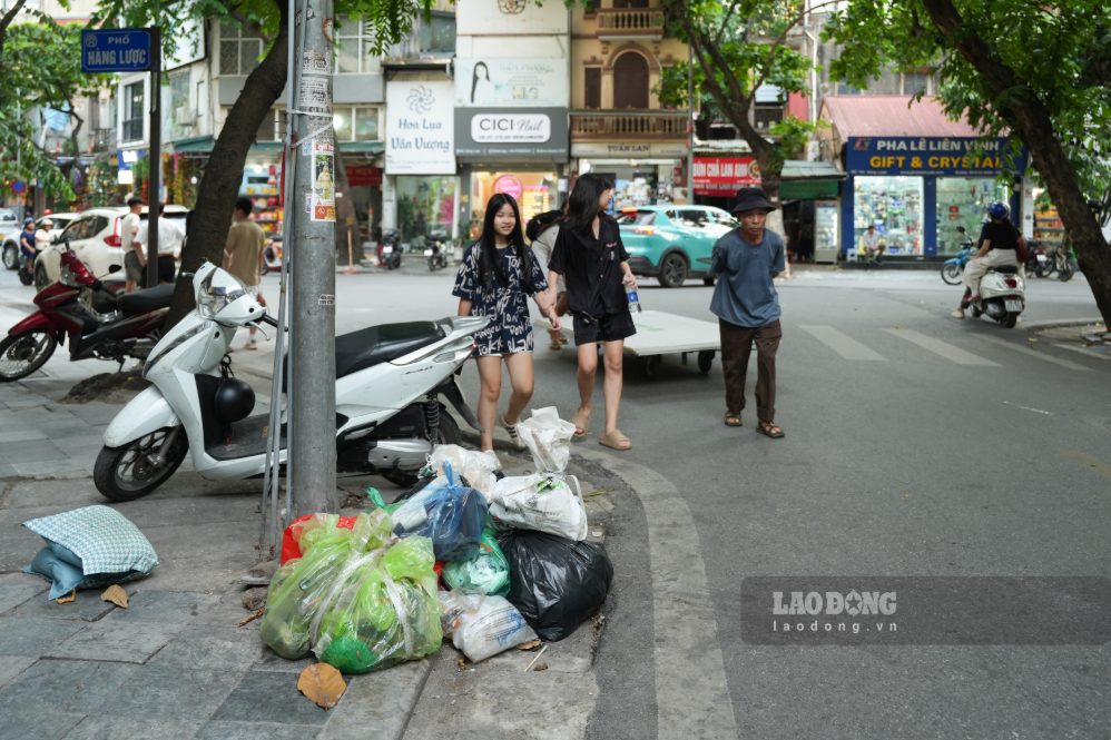Domestic waste is collected by some people at the Hang Khoai - Hang Luoc street intersection (Hoan Kiem ward, Hanoi). Photo: Song Huu