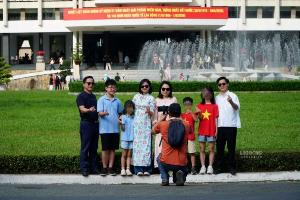 People and tourists visit Independence Palace. Photo: Thanh Chan