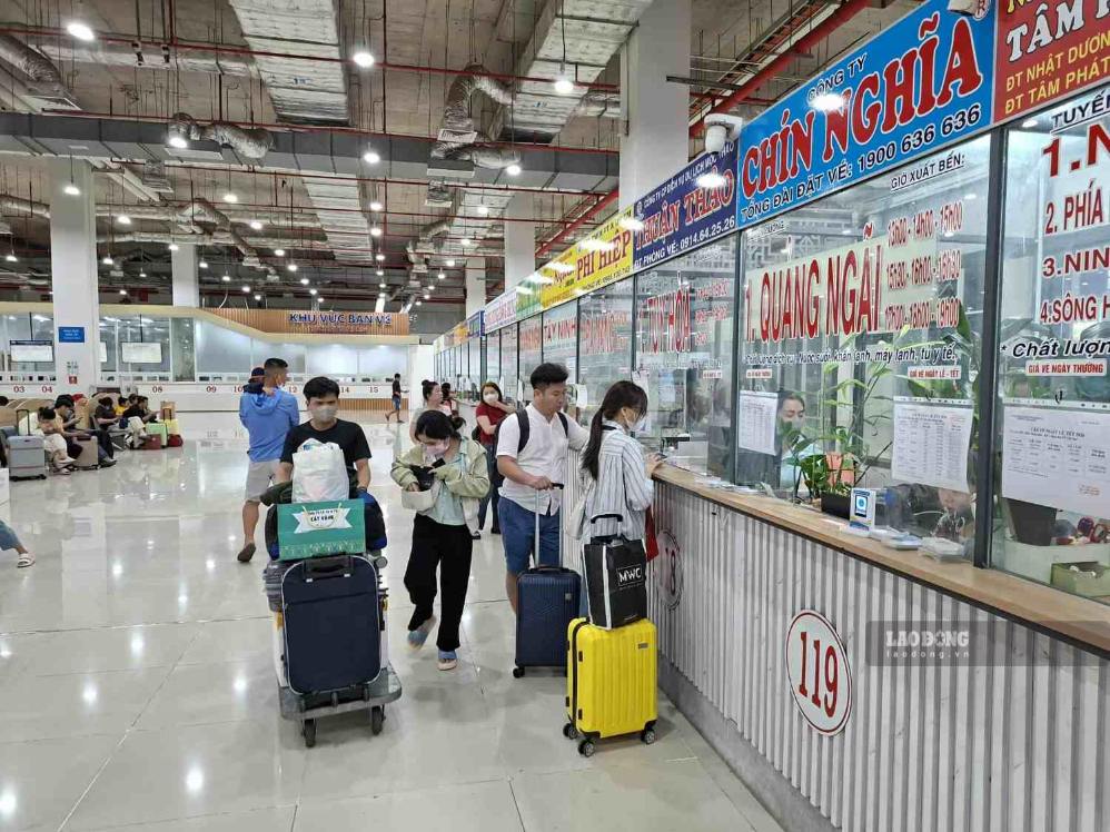 Passengers buy tickets at the new Mien Dong Bus Station (HCMC). Photo: Minh Quan