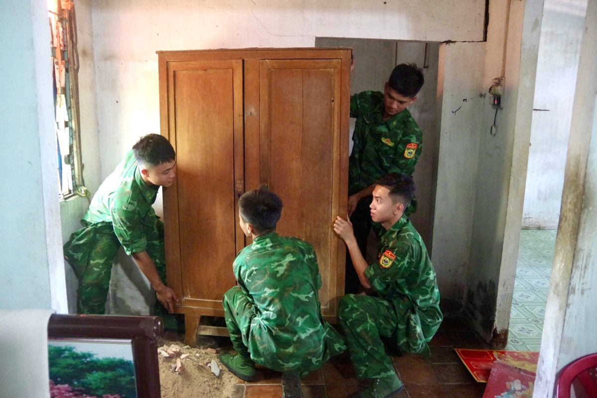 Oficiales y soldados del puesto fronterizo de Can Thanh apoyan a las personas en circunstancias difíciles para implementar la construcción de casas de Gran Unidad. Foto: BĐBP TPHCM proporcionada