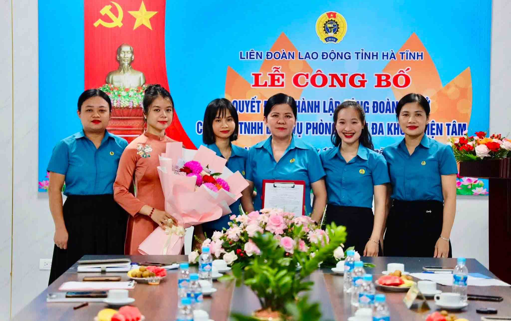 Handing over the decision to establish the grassroots Trade Union of Thien Tam General Clinic Service Co., Ltd. Photo: Ha Tinh Trade Union