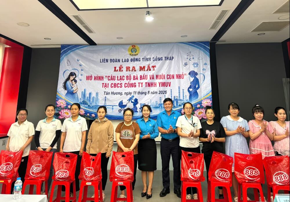 Lãnh đạo LĐLĐ tỉnh Đồng Tháp tặng quà cho các thành viên CLB. Ảnh: Thanh Nhàn.