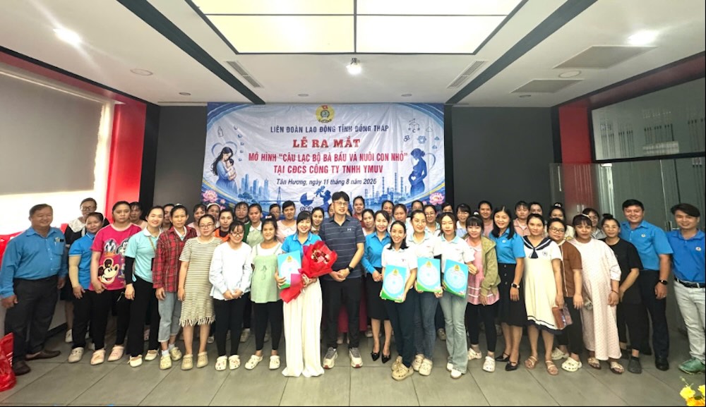 Chụp hình lưu niệm tại Lễ ra mắt CLB. Ảnh: Thanh Nhàn.