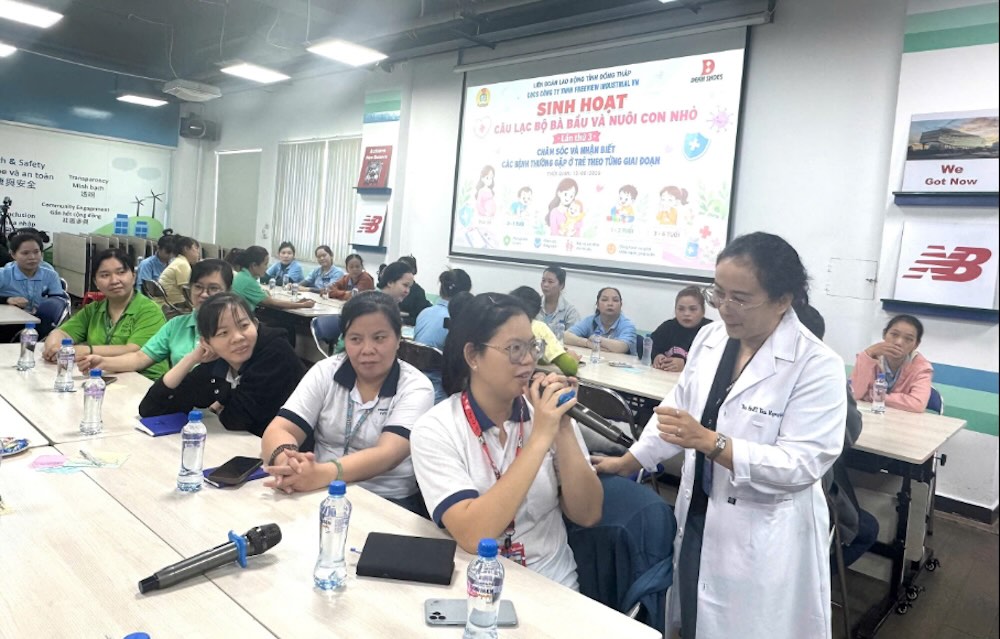 Members of the Club of Pregnant Women and Nursing Children in Dong Thap ask questions to doctors. Photo: Thanh Nhan.