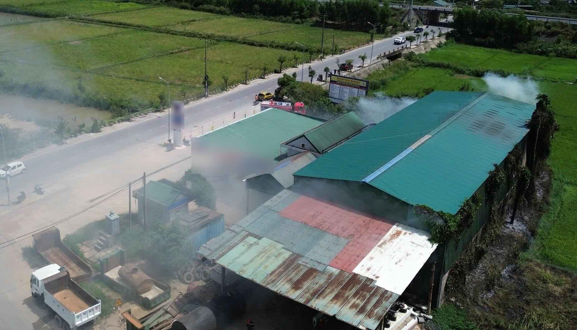 Fire at a field, spreading to a warehouse near a gas station in Dong Hoi ward, Quang Tri province. Photo: Tan Huong