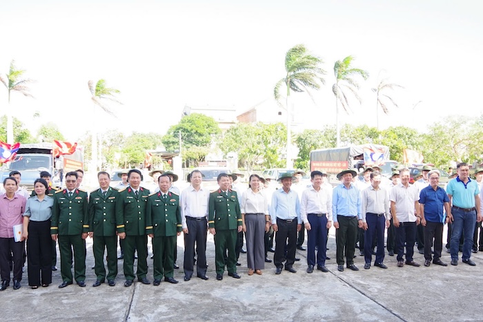 Các đại biểu chụp ảnh lưu niệm với Đội 584 trước khi đội xuất quân sang Lào làm nhiệm vụ. Ảnh: Bộ CHQS tỉnh Quảng Trị