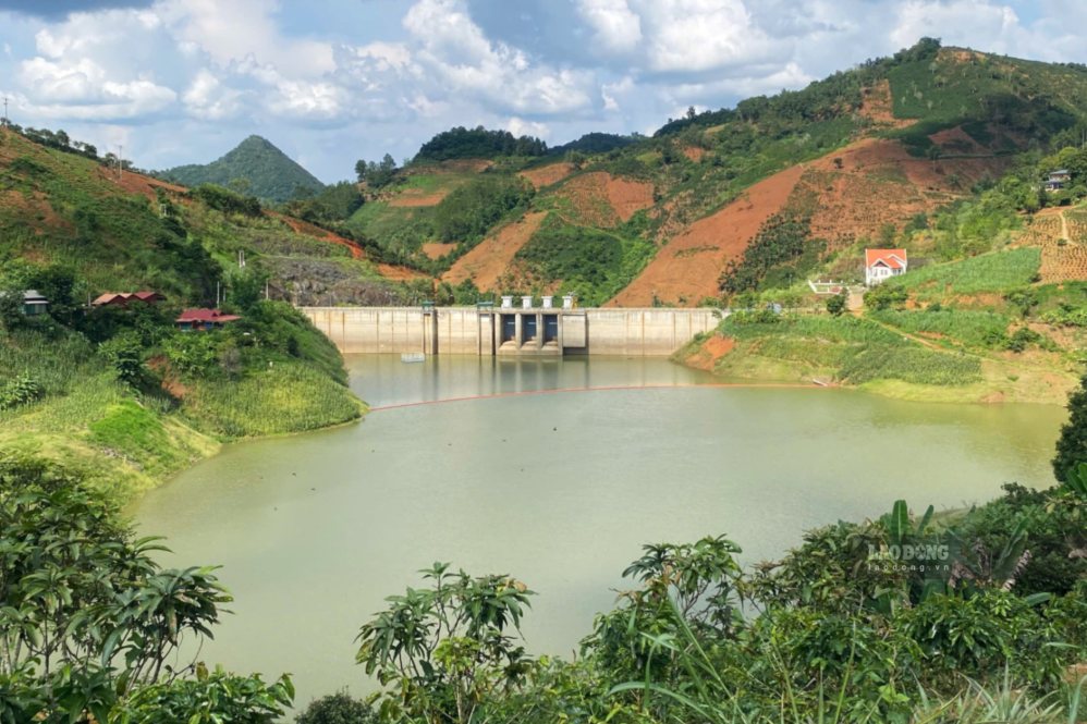 Đập hồ bản Mòng, khu vực Hua La, phường Chiềng Cơi góp sức cắt lũ trên suối Nậm La. Ảnh: Trường Sơn