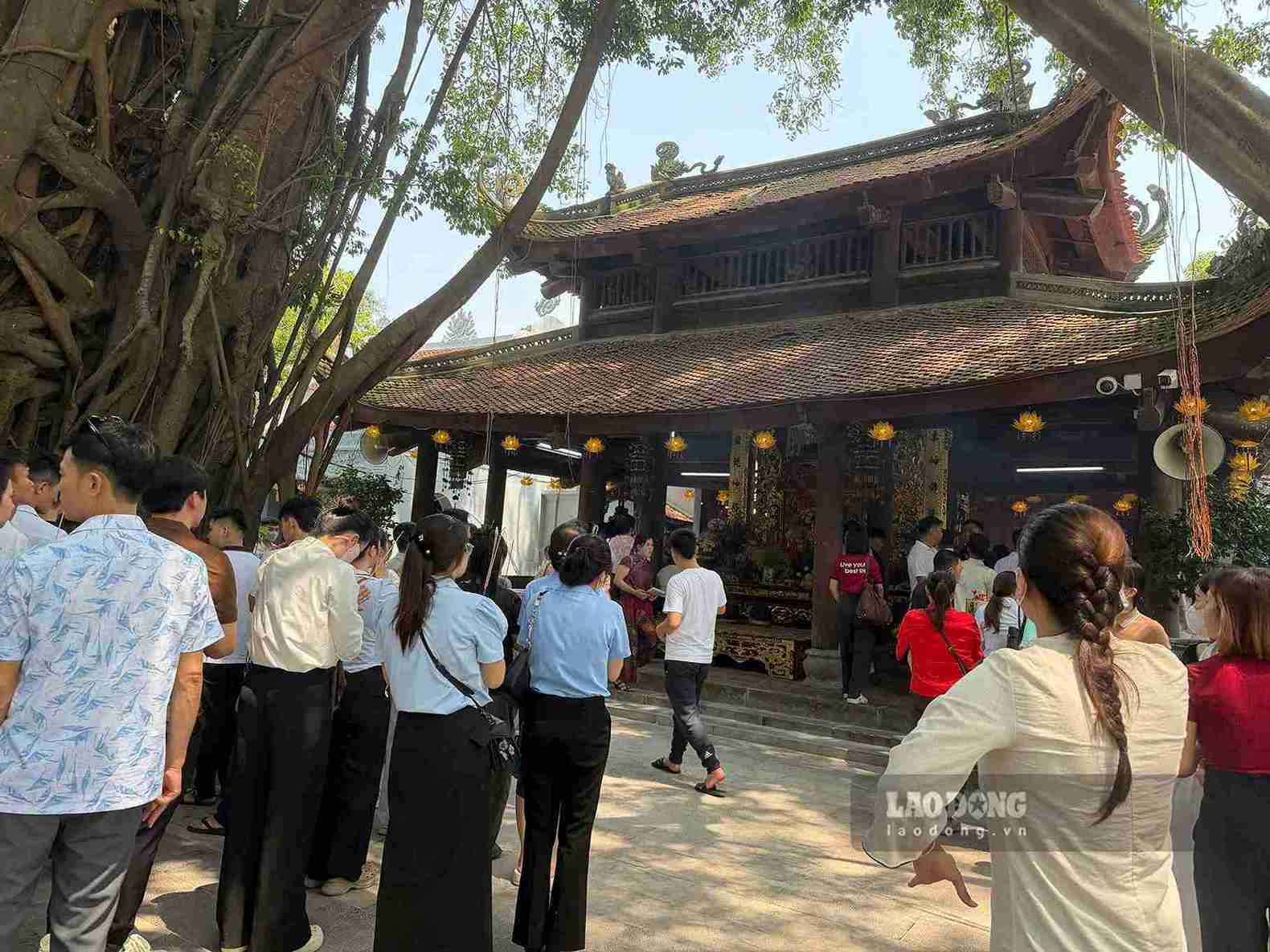 Đền Mẫu thu hút đông người dân đến lễ trong ngày 1.7 âm lịch. Ảnh: Mai Hương