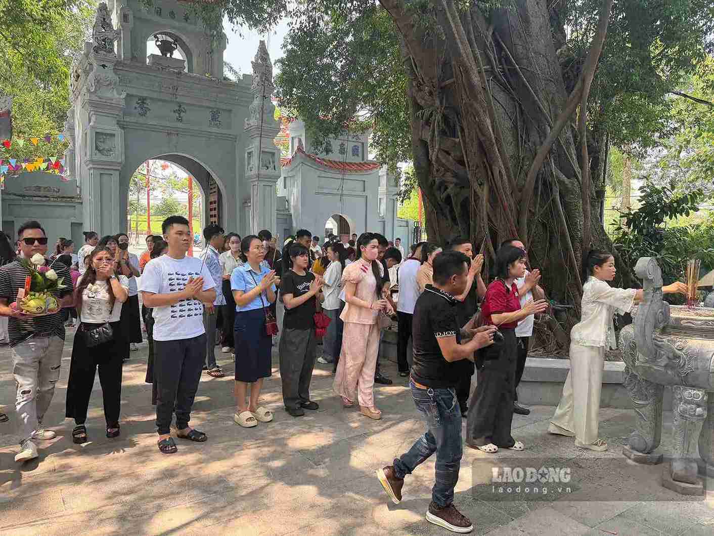 Người dân thực hiện các nghi lễ truyền thống tại Đền Mẫu.