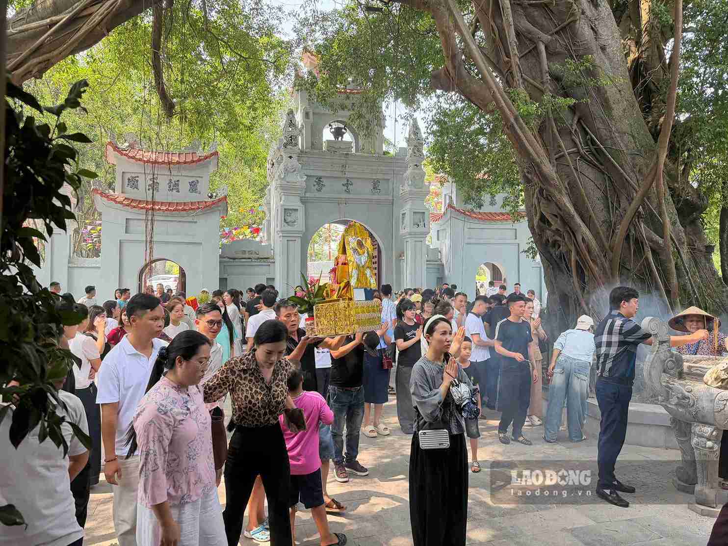 Les habitants viennent au temple de la Déesse Mère de Hưng Yên pour offrir de l'encens le 1er juillet du calendrier lunaire. Photo: Mai Hương