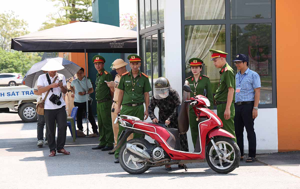 An ninh khu vực cổng ra vào được siết chặt. Ảnh: Nguyễn Tùng.