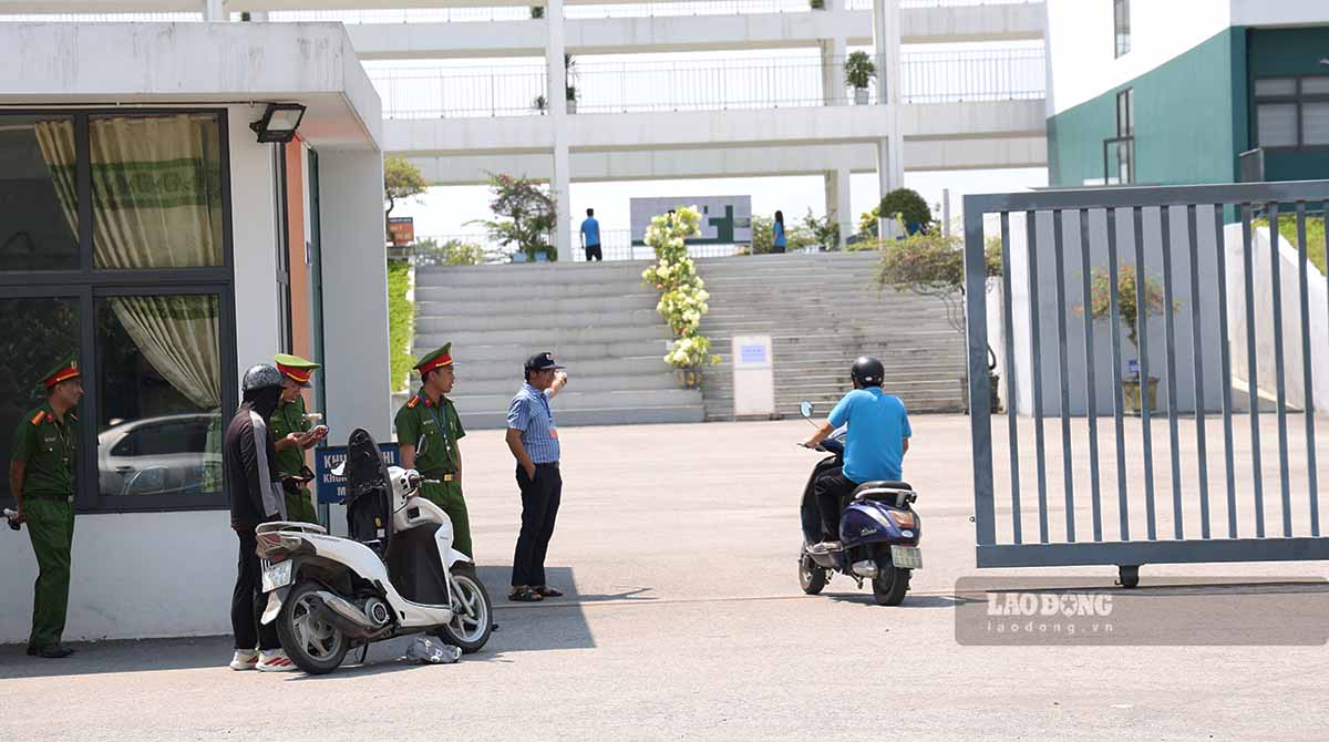 Từ đầu giờ chiều 13.8, các thi sinh đã đến làm thủ tục thi lại tại điểm thi Trường THPT Chuyên Tuyên Quang. Ảnh: Nguyễn Tùng.