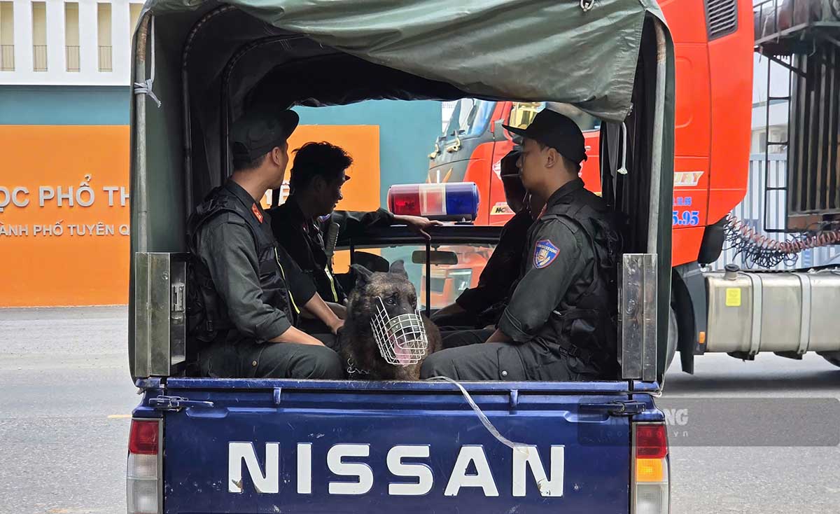 Chó nghiệp vụ xuất hiện tại khu vực điểm thi Trường THPT Chuyên Tuyên Quang. Ảnh: Nguyễn Tùng.