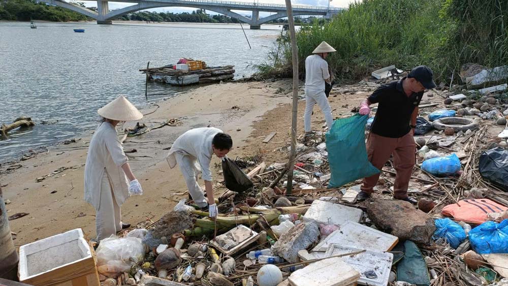 El sindicato de base en Da Nang organiza la limpieza de basura a lo largo del río Thu Bon. Foto: Sindicato de Hoi An Tay