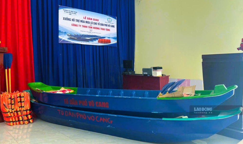 8 xuồng cứu hộ được mạnh thường quân hỗ trợ cho người dân vùng rốn lũ ở phường Tây Nha Trang, tỉnh Khánh Hòa để ứng phó khi xảy ra ngập lụt. Ảnh: Phương Linh