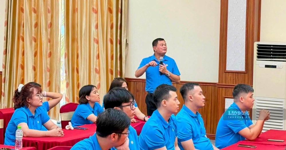 El Sr. Nguyen Dinh Thang - Miembro del Comité Permanente de la Confederación General del Trabajo de Vietnam, Miembro del Comité Permanente de la Federación del Trabajo de la ciudad de Hanoi, Presidente del Sindicato de Parques de Alta Tecnología y Parques Industriales de la ciudad de Hanoi intercambia sobre habilidades y operaciones sindicales en la base. Foto: Kieu Vu