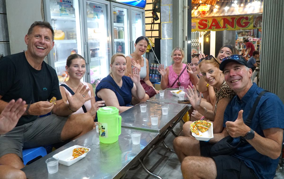 The restaurant earns 4-5 million VND per day amidst the attraction of street food in Ho Chi Minh City. Photo: Thanh Chan