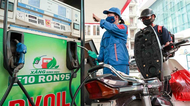 Gasoline prices simultaneously decreased in this afternoon's price adjustment period. Photo: Hai Nguyen